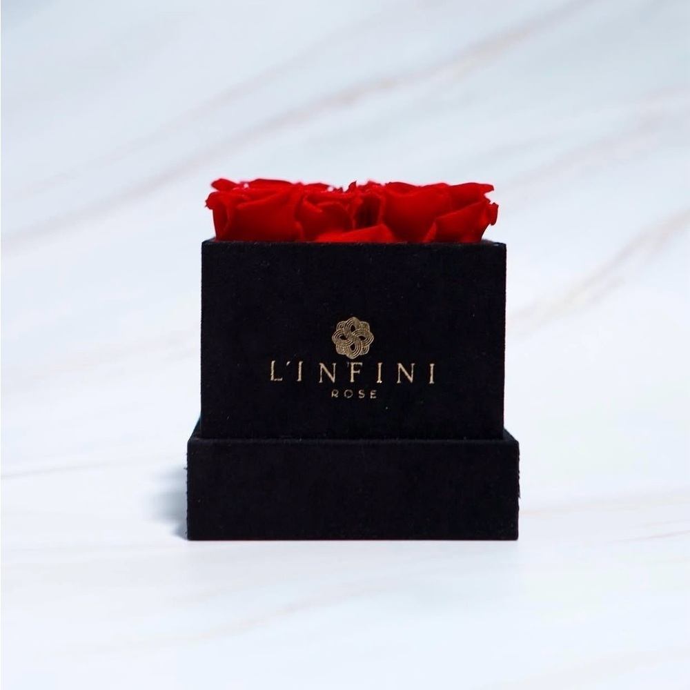 L'Infini Black Box with Red Roses, Square cut 
Valentines Day gift Forever Roses